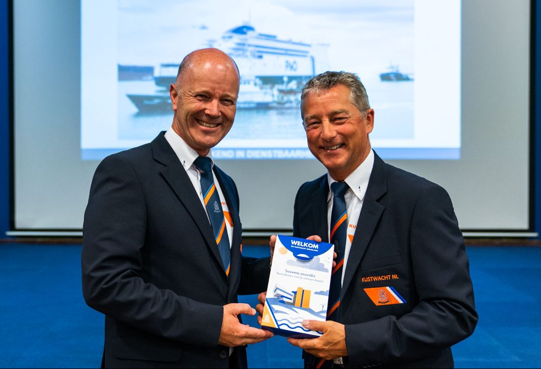 Jan van Zanten (rechts) is per 28 mei de nieuwe directeur Kustwacht Nederland. Hij volgt Ronald Blok op die de Kustwacht sinds november 2015 leidde. (Foto Kustwacht NL)