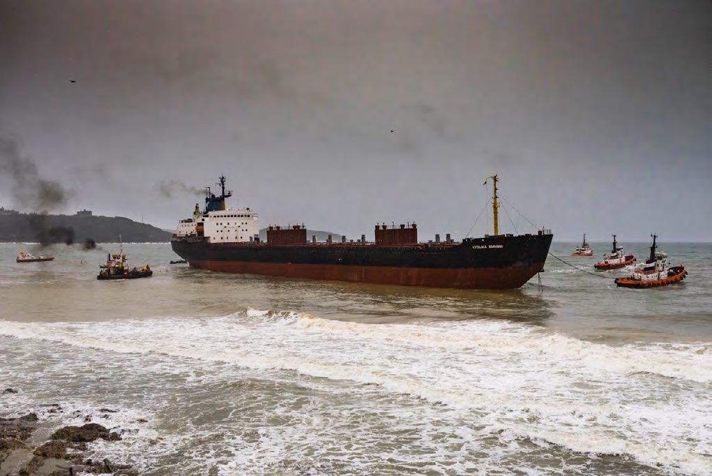 De Kuzma Minin wordt op 18 december losgetornd van het strand bij Falmouth. (Foto MCA)