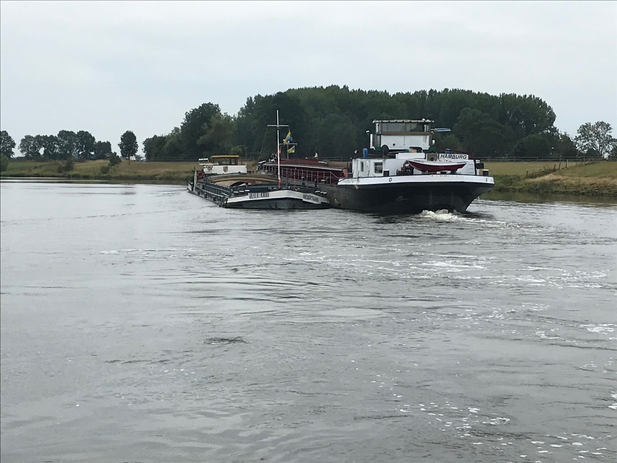 Een tegemoetkomend schip schoot te hulp om de collega uit zijn netelige positie te bevrijden. De politie heeft de scheepsnamen onleesbaar gemaakt. (Foto: Polizeiinspektion Nienburg/Schaumburg)