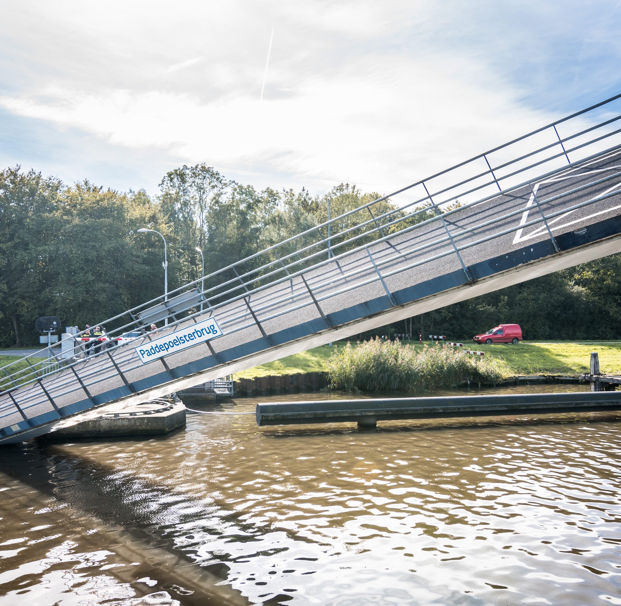 Het weggevaren brugdek na de aanvaring in september 2018. De Paddepoelsterbrug komt terug met een doorvaarthoogte van 9,10 meter. (Archieffoto De Vries Media)