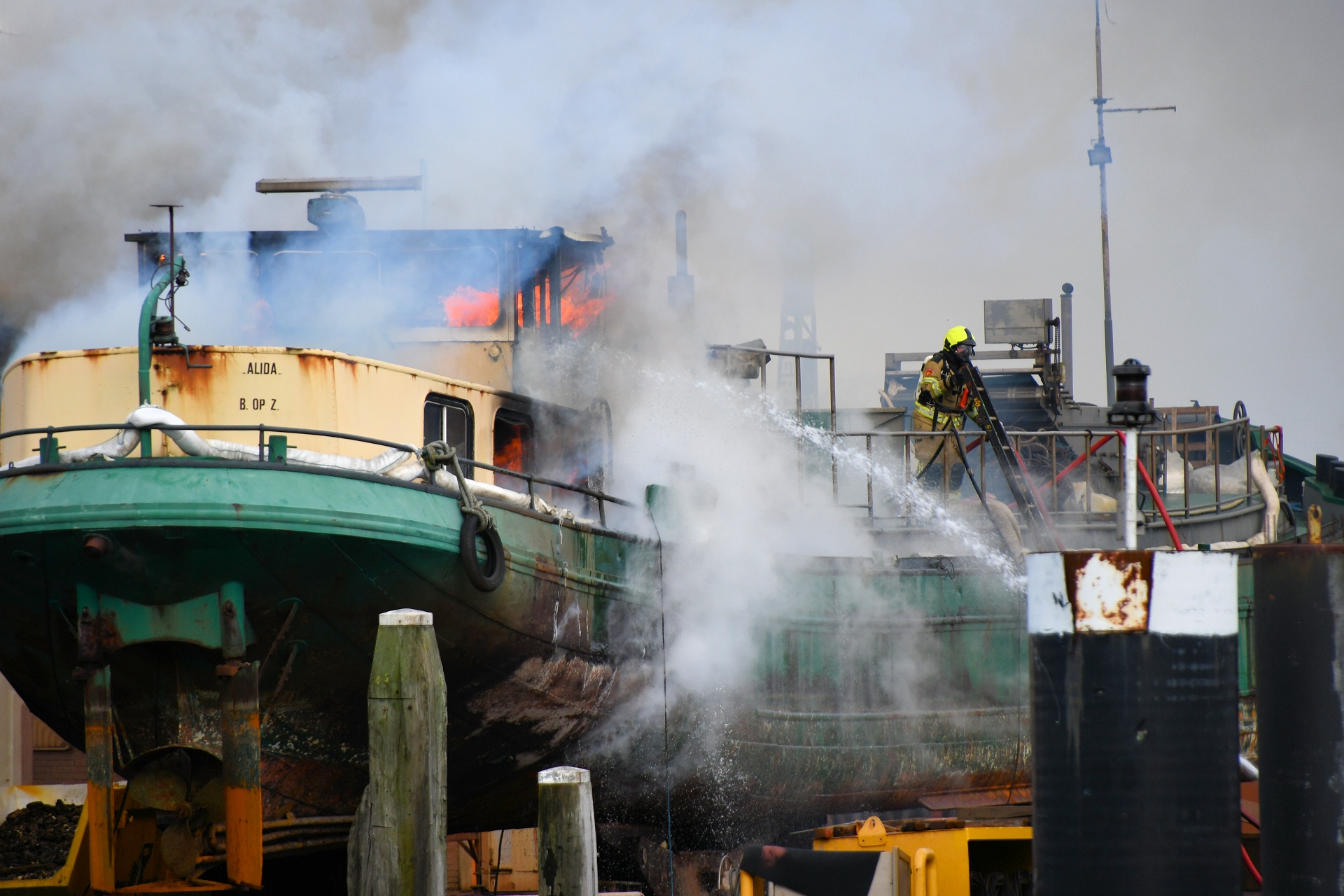 Op het achterschip sloegen de vlammen naar buiten. (Foto HVZ / Roland de Jong) 