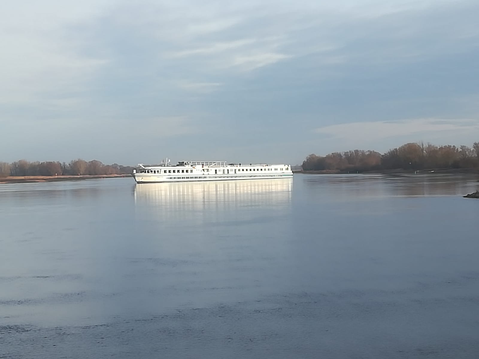 De Junker Jörg op de zandbank  bij Penkefitz op de Elbe (Foto politie Lüneburg)