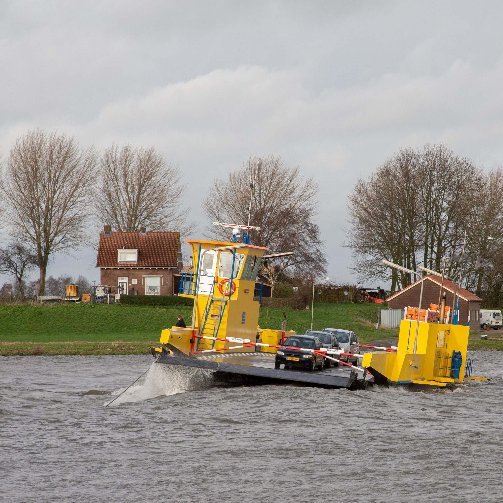 Het Capelse veer (Capelle-Dussen) tijdens een ruige overtocht met wind tegen stroom. (Foto Bart Oosterveld)