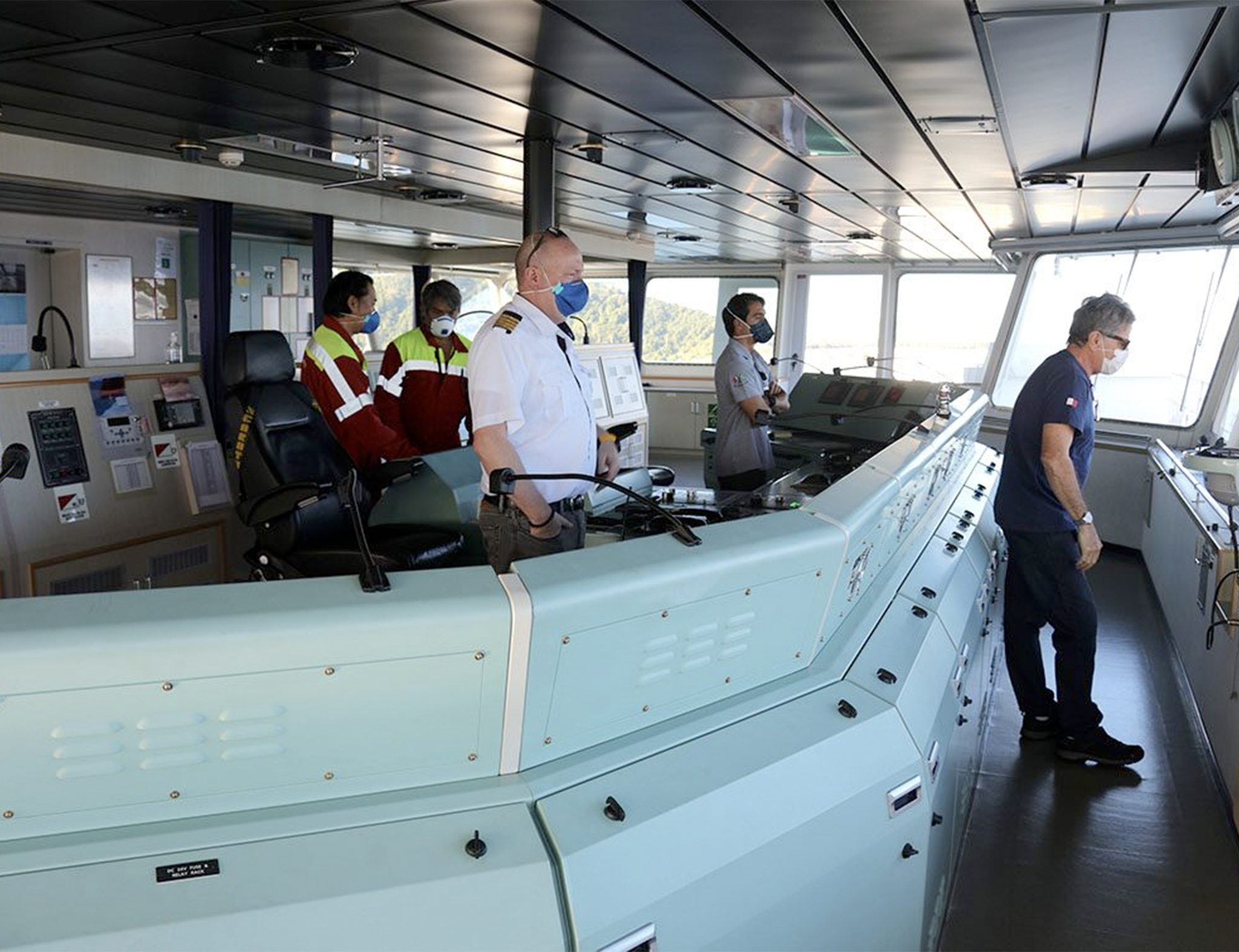 Kapitein Jens-Christian Schou met zijn bemanning op de brug van de Cap San Lorenzo. (Foto Maersk)