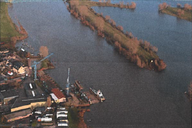 Luchtfoto van de situatie bij scheepswerf Heerwaarden (Bron Rechtspraak.nl)