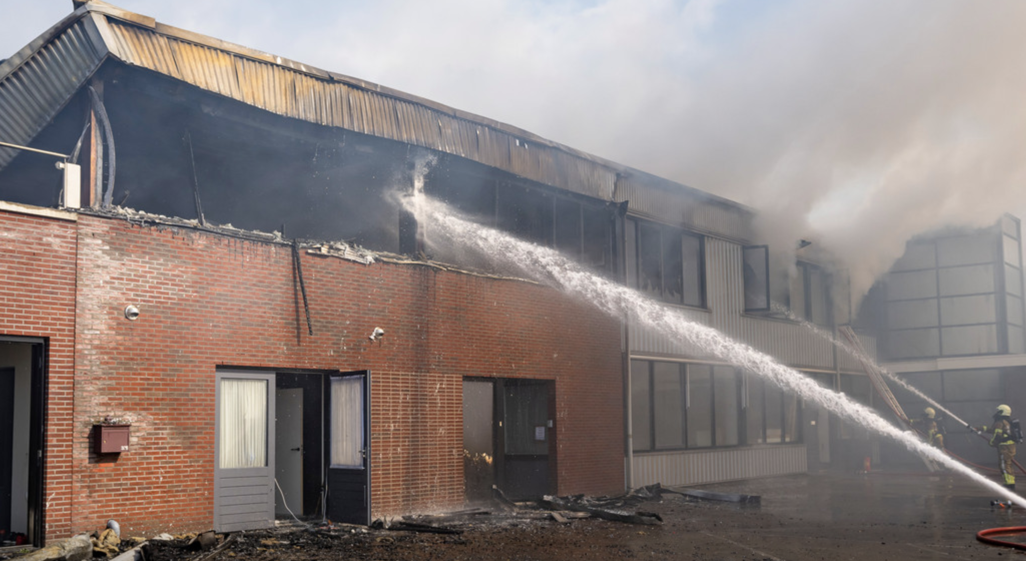 De hevige brand heeft Hoogendoorn in Werkendam is de as gelegd.© MaRicMedia / Marcel van Dorst