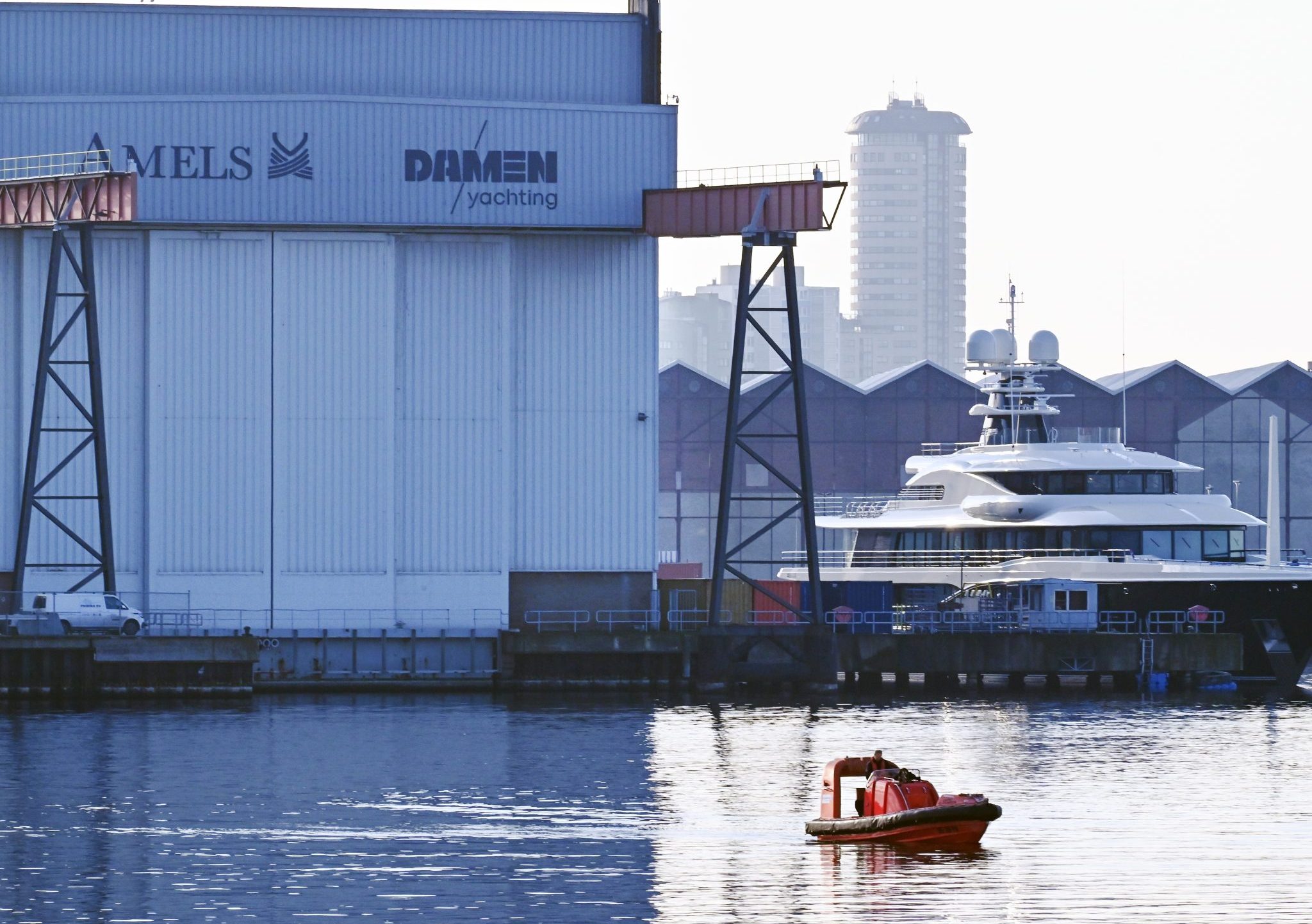 Scheepswerf Damen Superjachtbouwer in Vlissingen Zeeland. / scheepsbouwer van exclusieve superjachten / Scheepsbouwer Amels maakt deel uit van de Damen Shipyards Group. foto: ANP / Hollandse Hoogte / Peter Hilz