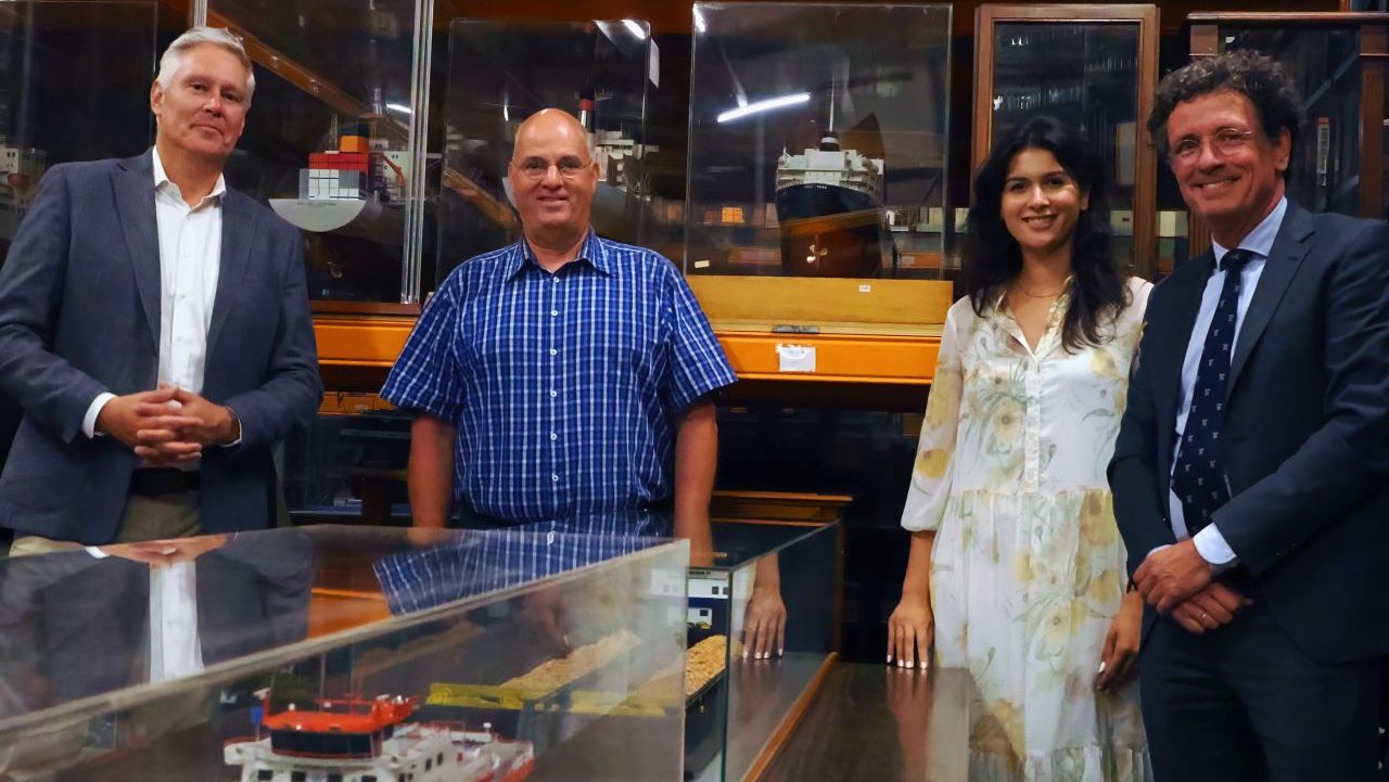 Overhandiging van scheepsmodellen aan Maritiem Museum